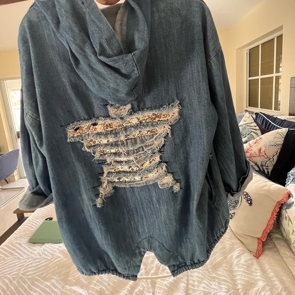 Star patterned jean jacket with hood. - Picture 2 of 4